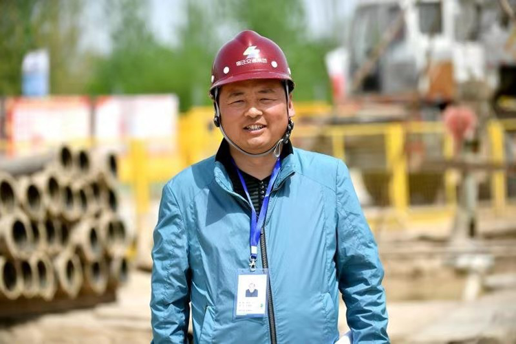【“闪光在一线”系列报路②】朱宝广： 让党徽在中心城市急剧路网建设现场闪灼