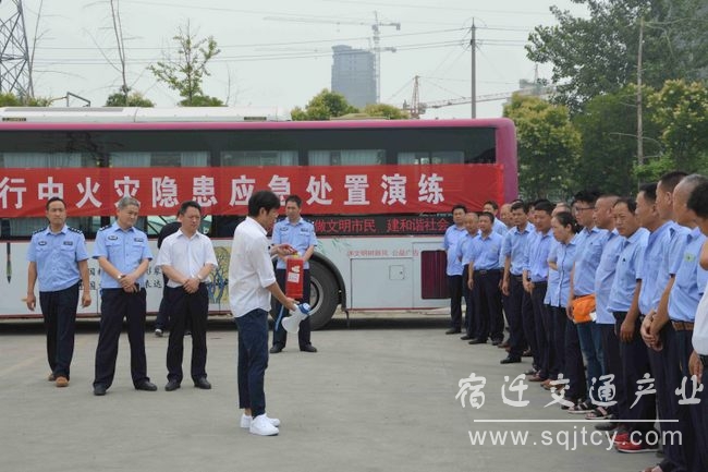 2 公交公司消防安全员黄一峰在解说灭火器使用步骤-001.JPG